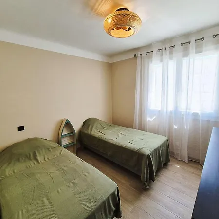 2 Chambres, Climatisation, à Deux Pas De La *